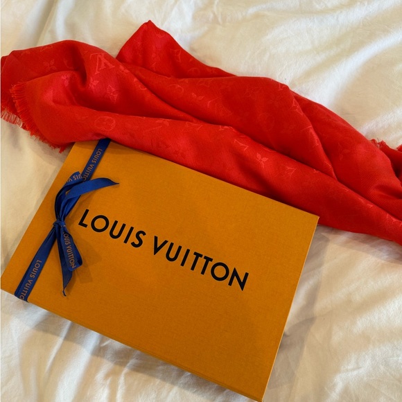 Gorgeous Authentic Louis Vuitton Monogram Shine Shawl - Picture 3 of 11
